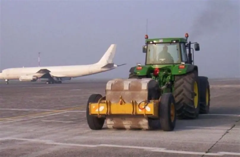 Betonbeuken-VDA-Infra-Asfalt-beuken-op-vliegveld-met-de-Impactor-2000-achter-de-tractor